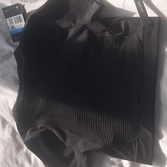 Nike Aeroadapt Black Top - Picture 3 of 3